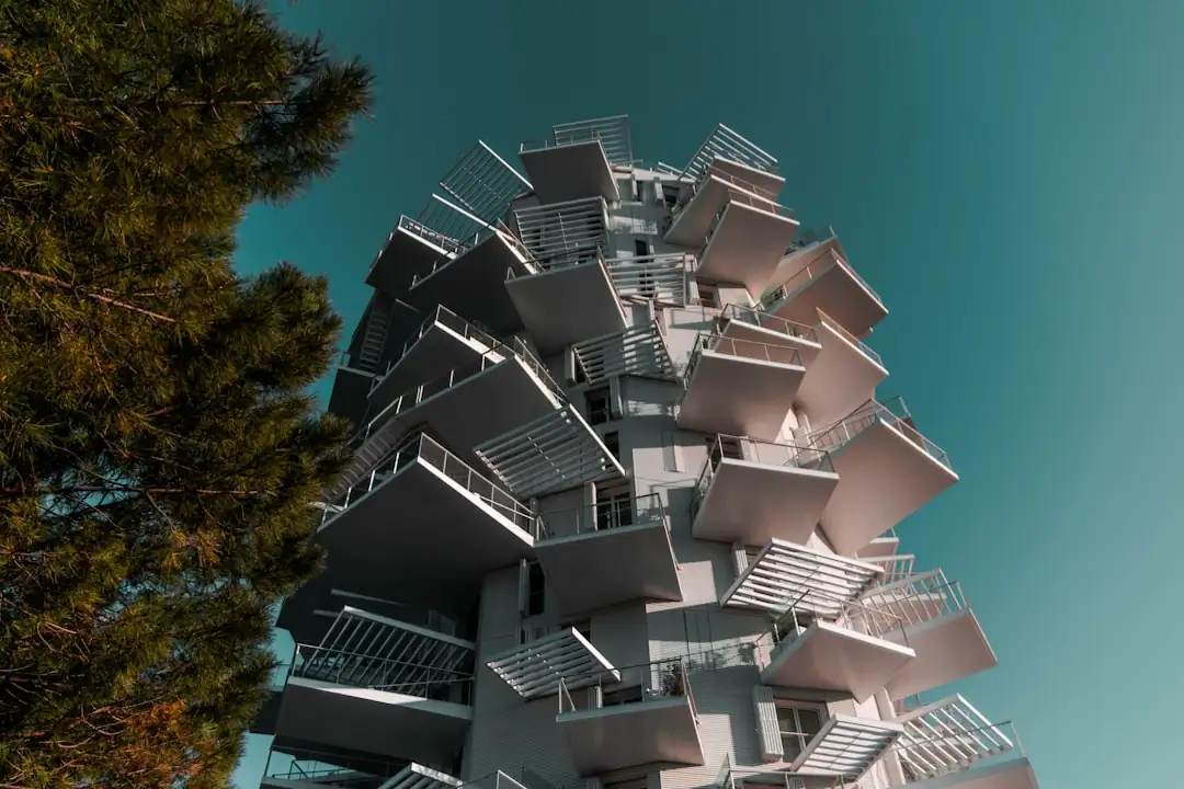 Quartier tertiaire moderne de Montpellier avec immeubles de bureaux, tramway, vélos et espaces paysagers.