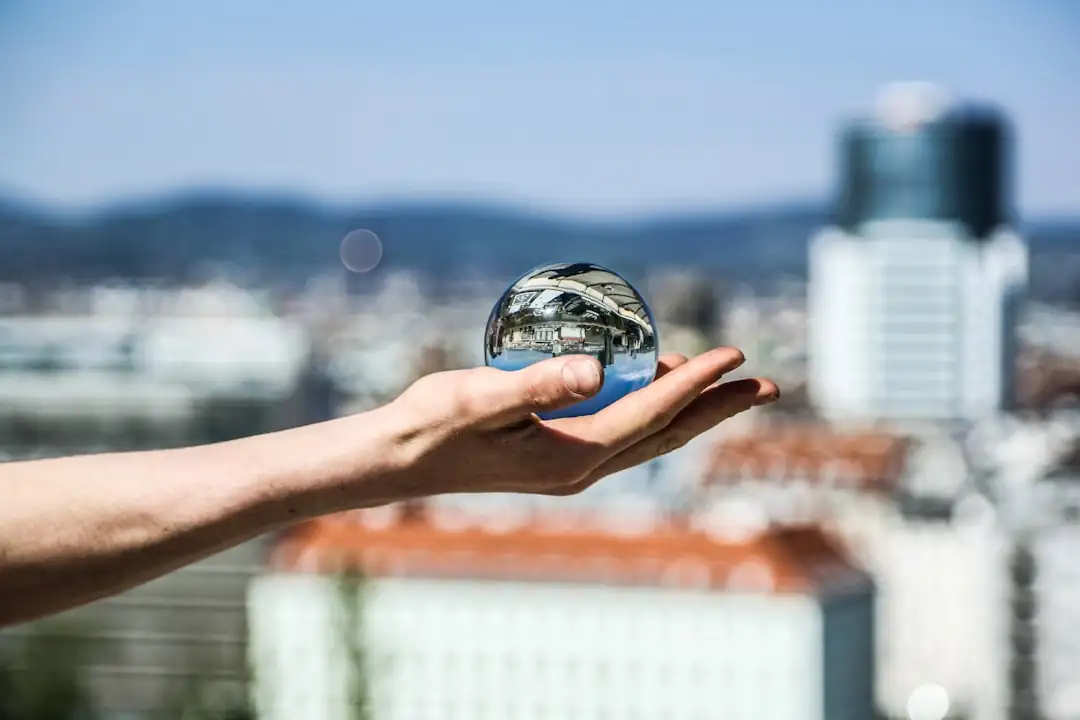 Immeuble urbain canadien en hiver et investisseur consultant son compte-titres avant un versement de REIT.