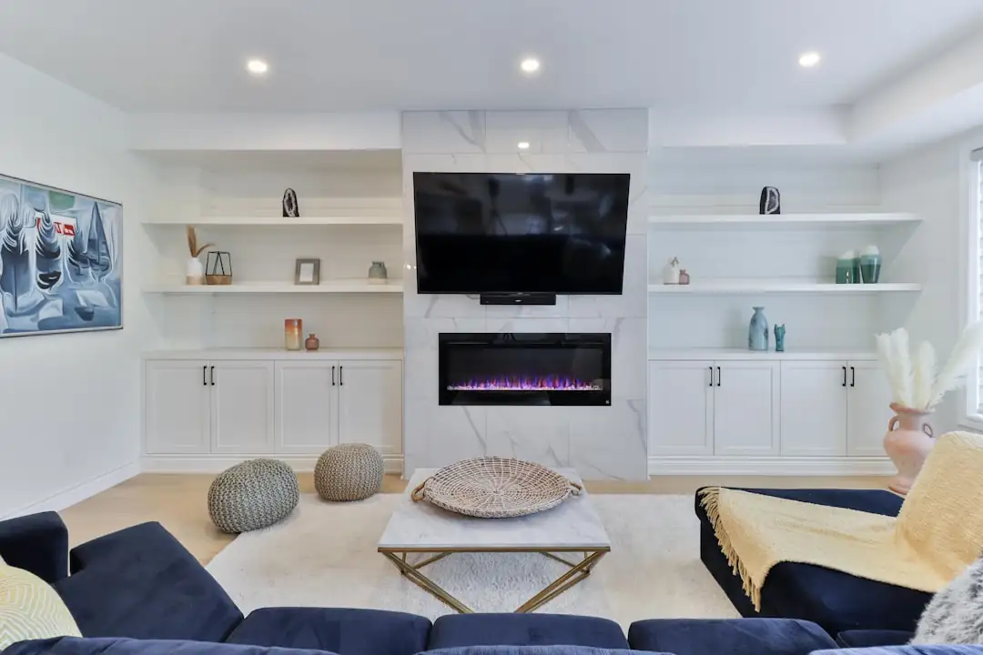 Intérieur haut de gamme avec parquet et grandes fenêtres, préparé pour une visite immobilière privée à Paris.