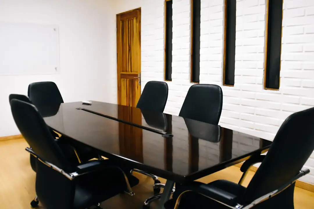 Gestionnaires examinant les données d’exploitation d’un actif d’infrastructure dans un bureau contemporain.