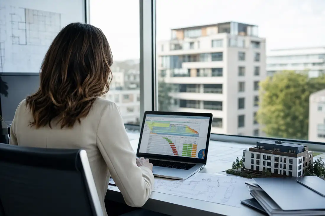 Gestionnaire immobilier analysant sur écran les données énergétiques, locatives et techniques d’un immeuble.
