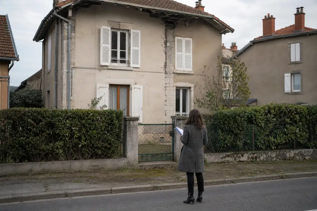 Maison ancienne avec petit jardin dans une ville moyenne française, visitée avant un investissement locatif.