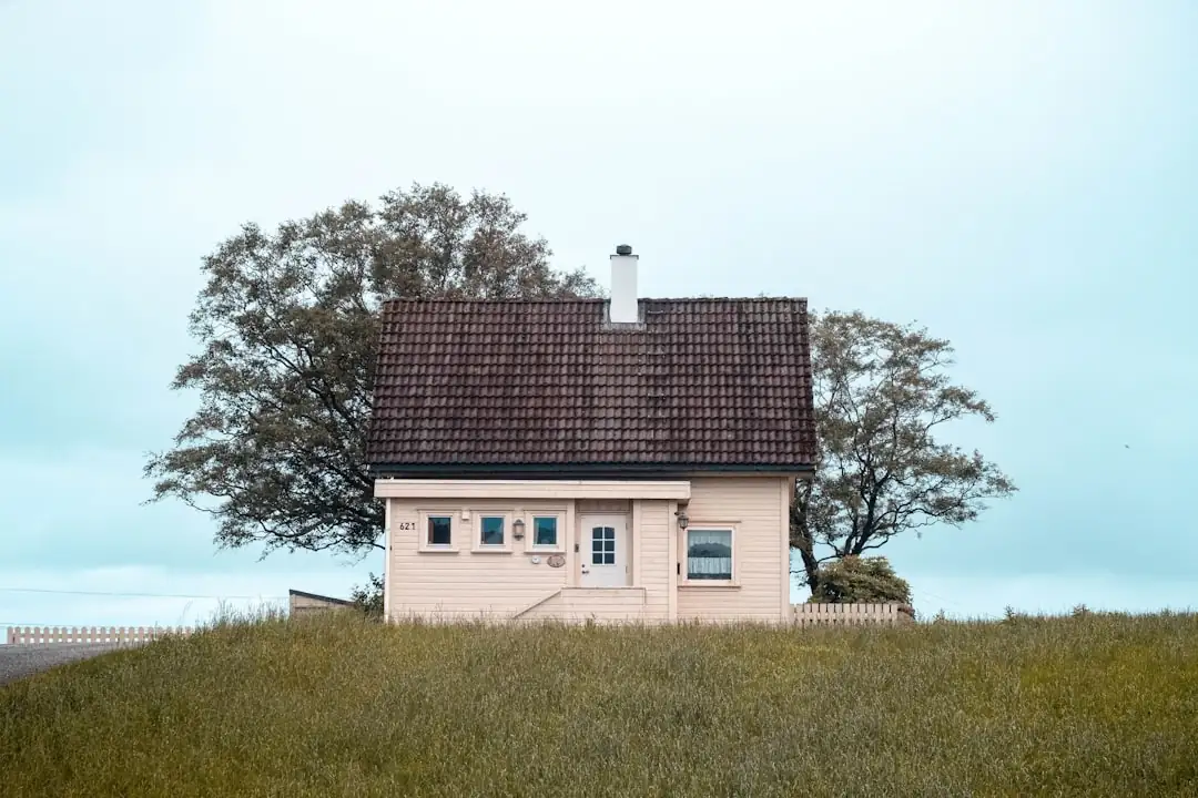 Maison ancienne avec jardin en lisière de forêt, reliée à Paris par une gare située à proximité.