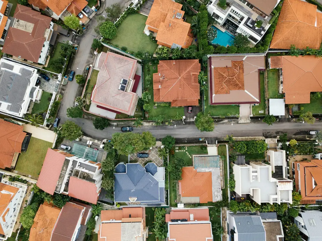 Propriétaire vérifiant ses documents fiscaux et les informations d’un logement sur son ordinateur.