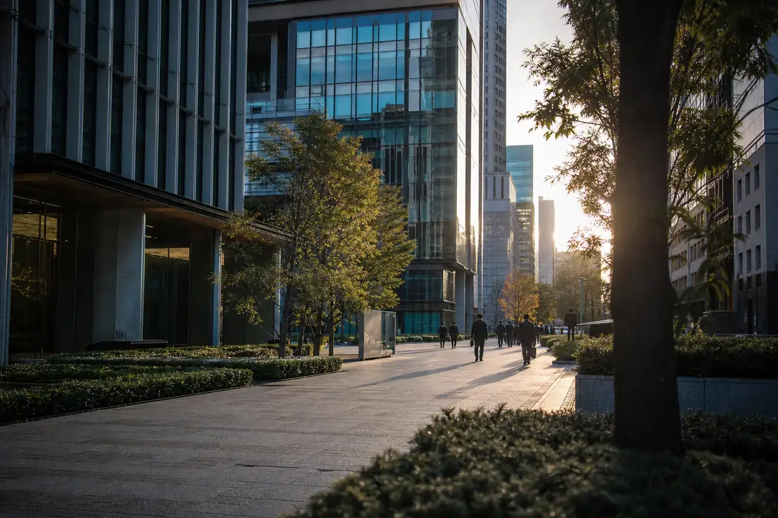 Quartier immobilier mixte au Japon avec immeubles de bureaux, commerces et espaces paysagers urbains.