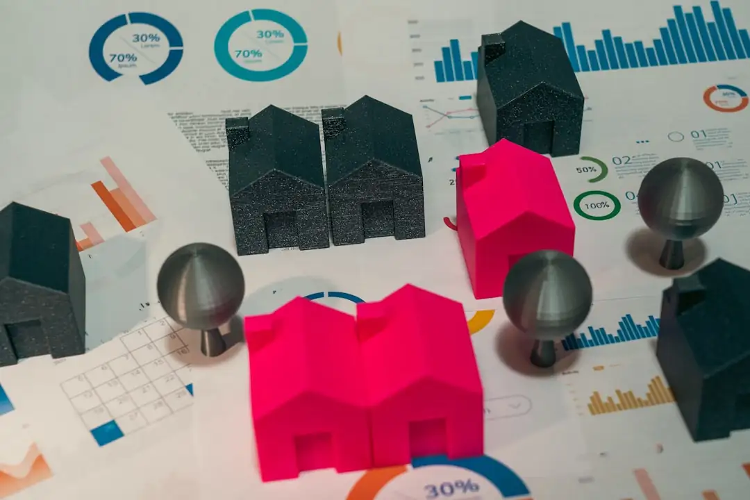 Dossier de factures de rénovation posé sur une table dans un appartement rénové avant sa revente.