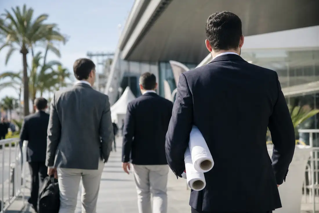Professionnels de l’immobilier devant un centre de congrès à Cannes lors d’un rendez-vous sectoriel.