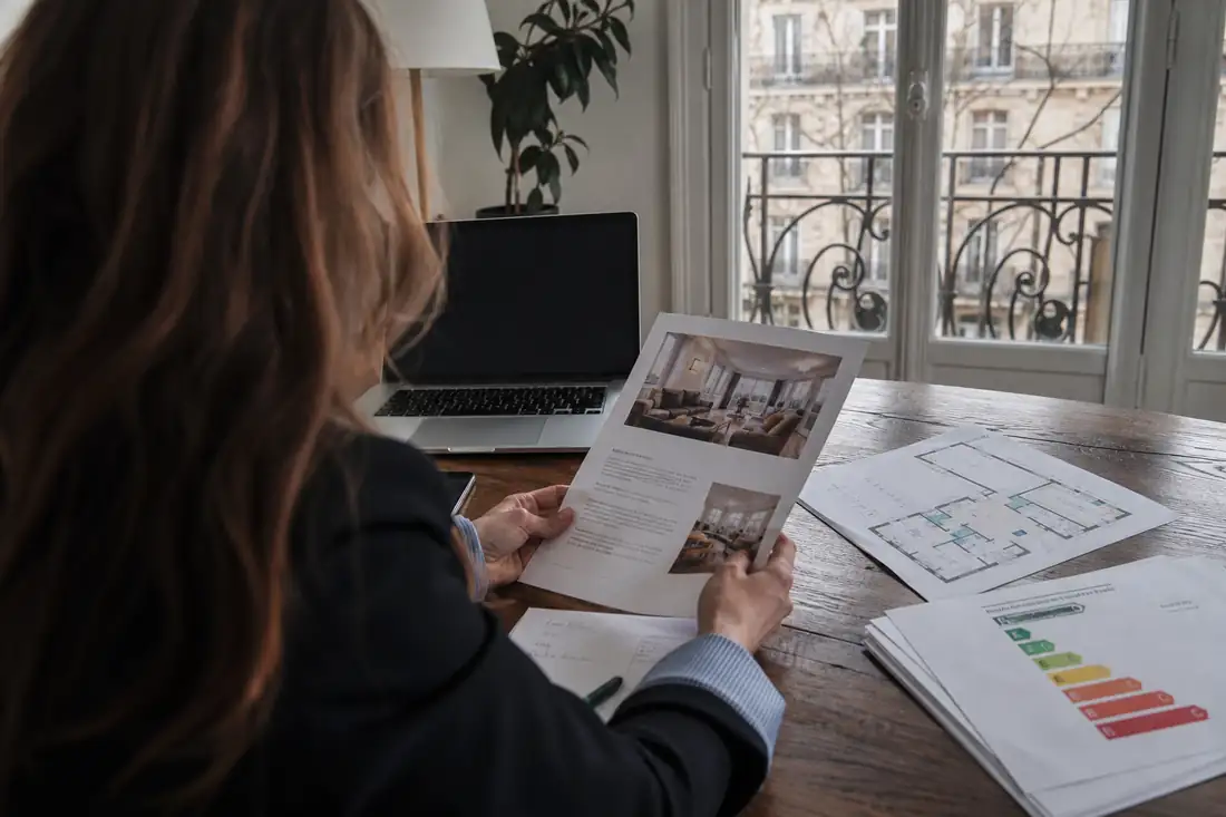 Documents de mandat, plans et diagnostics consultés dans un appartement avant une mise en vente.