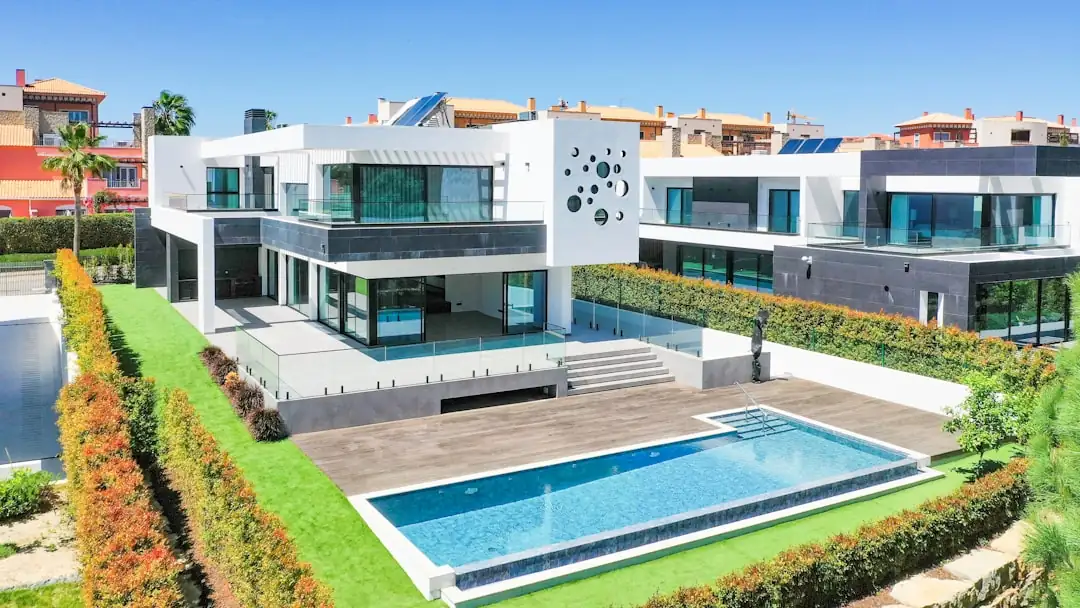 Ensemble immobilier mixte avec commerces en pied d’immeuble et tours résidentielles dans une métropole chinoise.