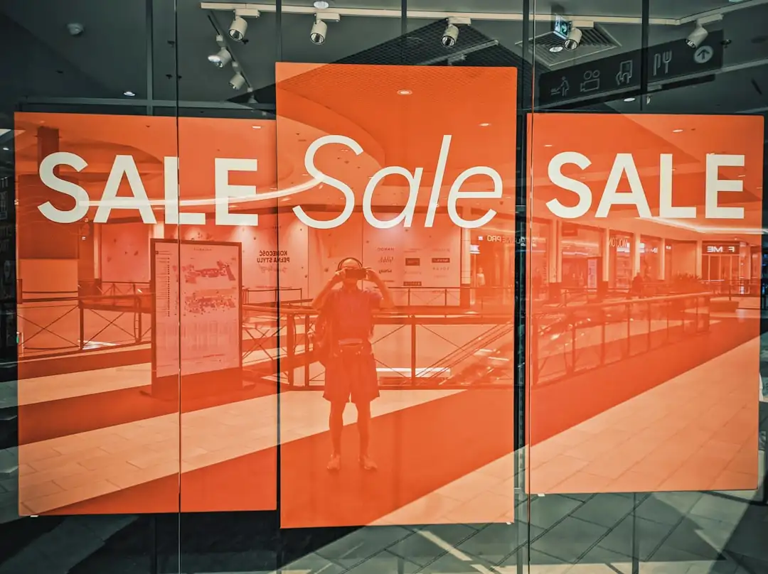 Programme résidentiel chinois en construction, avec maquette immobilière visible dans un bureau de vente vitré.