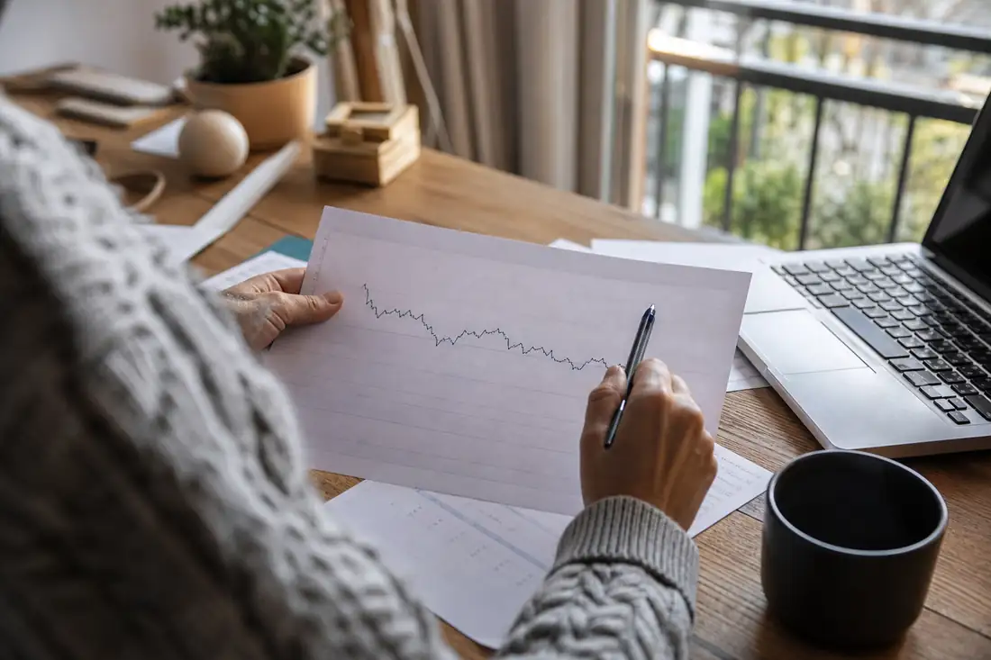 Emprunteur comparant les phases d'un prêt immobilier à taux mixte sur un document