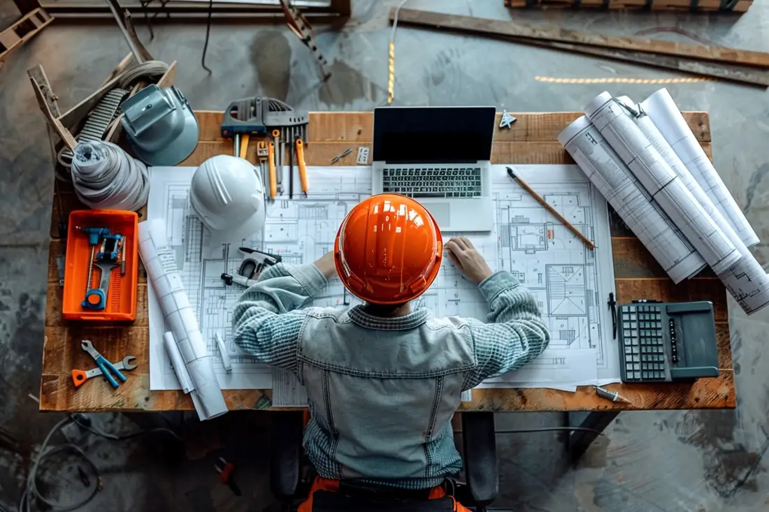 Propriétaire comparant des devis de rénovation énergétique dans une maison avec fenêtre isolante neuve.