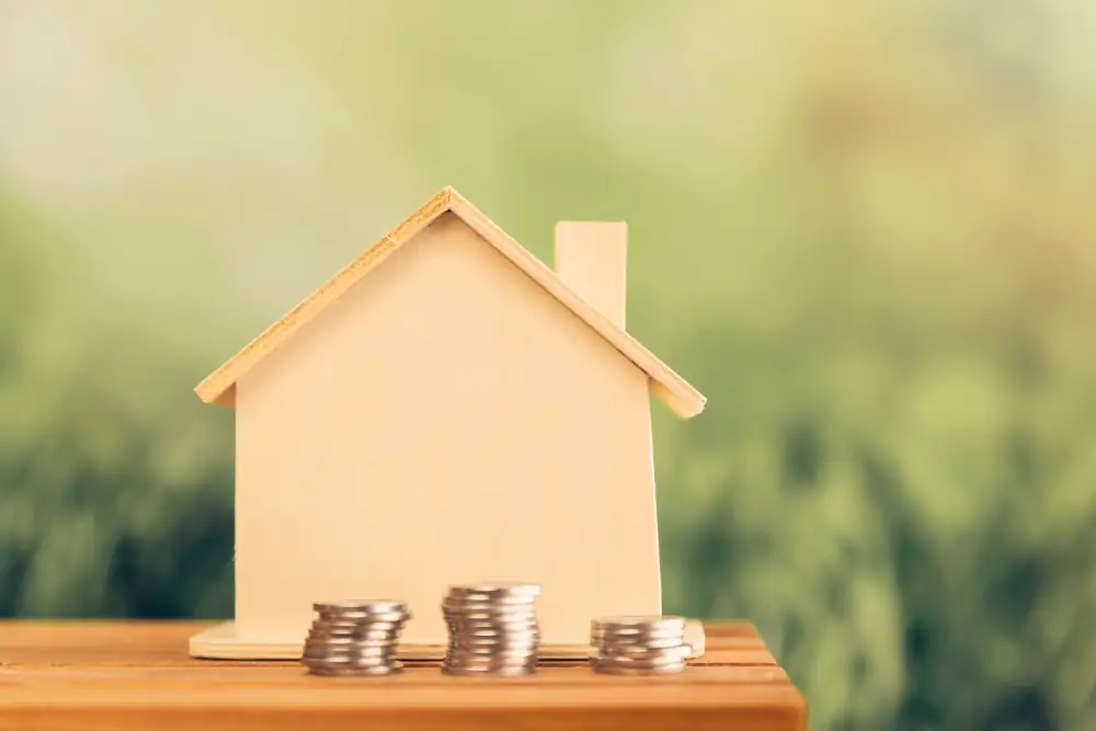 Investisseur analysant le budget, les plans et les clés d’un appartement destiné à la location.
