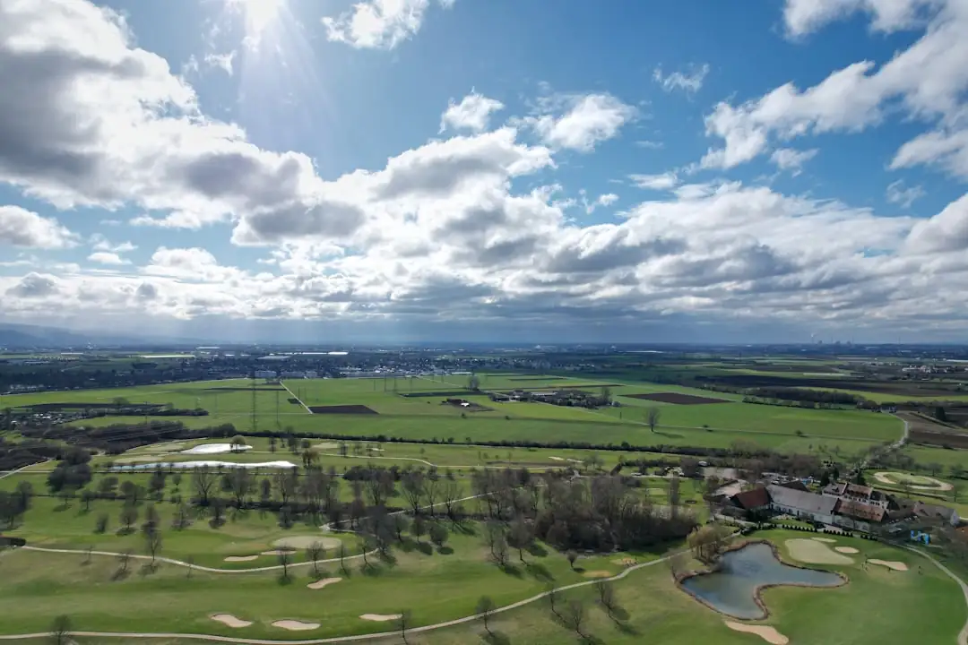 Villas contemporaines bordant un parcours de golf entretenu dans un resort boisé de l’Algarve au Portugal.