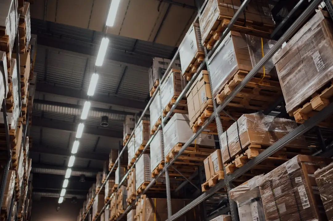 Entrepôt logistique moderne avec quais de chargement et remorques sur une plateforme industrielle du Nord.