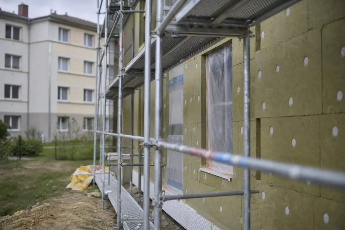 Façade d'immeuble en travaux d'isolation thermique par l'extérieur dans le cadre d'une rénovation énergétique
