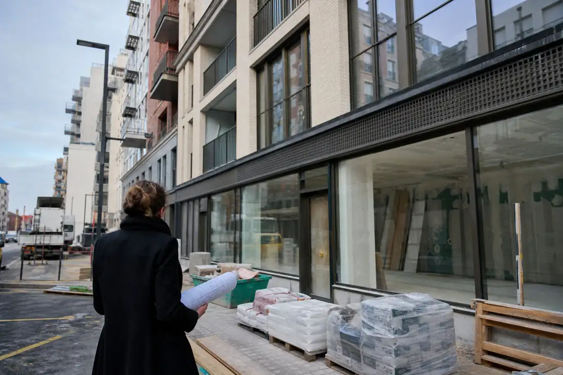 Local commercial en rénovation au rez-de-chaussée d’un immeuble urbain à Saint-Ouen-sur-Seine.