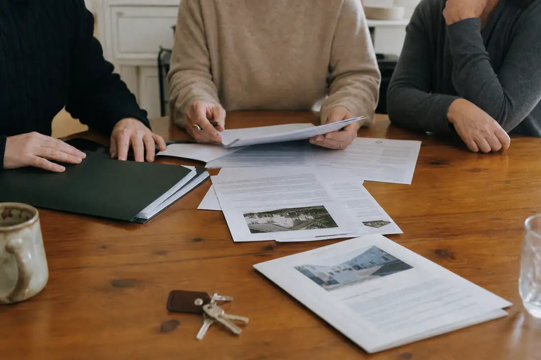 Réunion familiale autour de documents de gestion d’une société civile immobilière