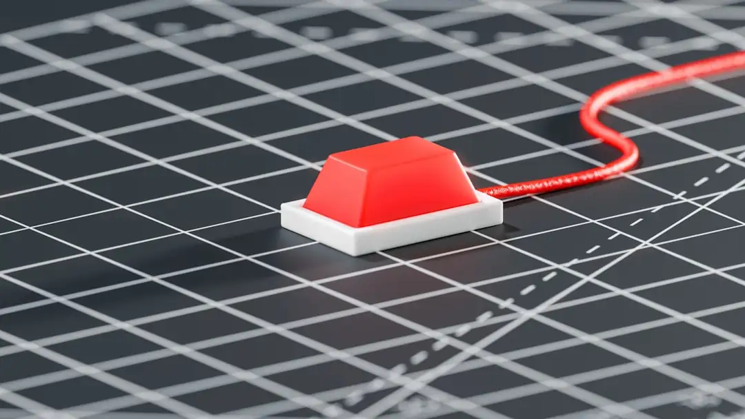 Analyste examinant des plans et documents de financement immobilier dans un bureau moderne, face à des immeubles.