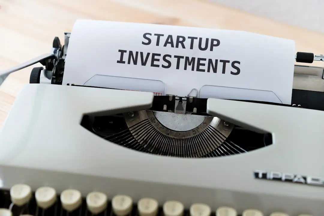 Réunion autour de plans d’immeubles et de documents financiers dans un bureau d’investissement immobilier.