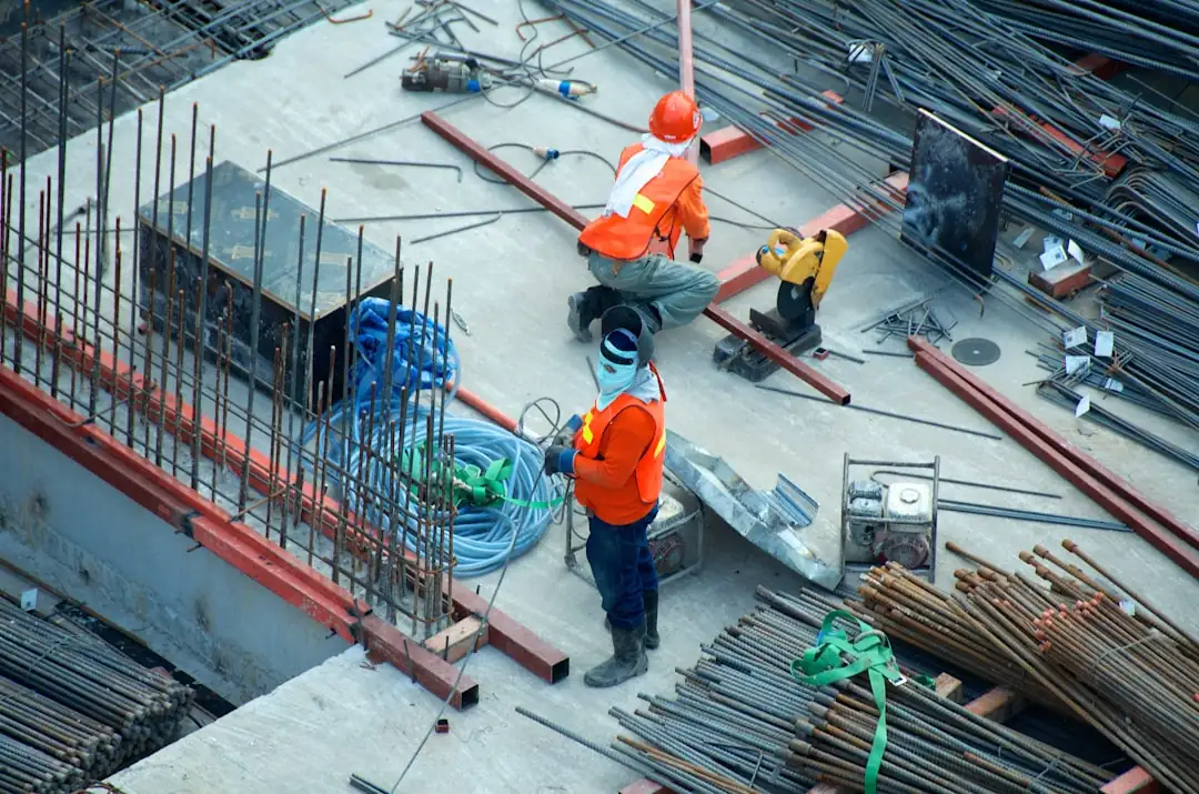 Artisan indépendant examinant devis et factures dans un appartement en rénovation avant un chantier.