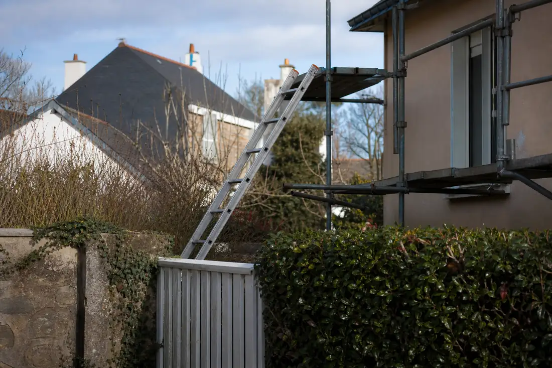 Échafaudage installé en limite de propriété pour des travaux de façade nécessitant un passage chez le voisin