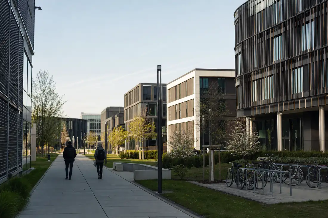 Bâtiments tertiaires contemporains d’un campus technologique avec allées paysagères à Erlangen, en Bavière.