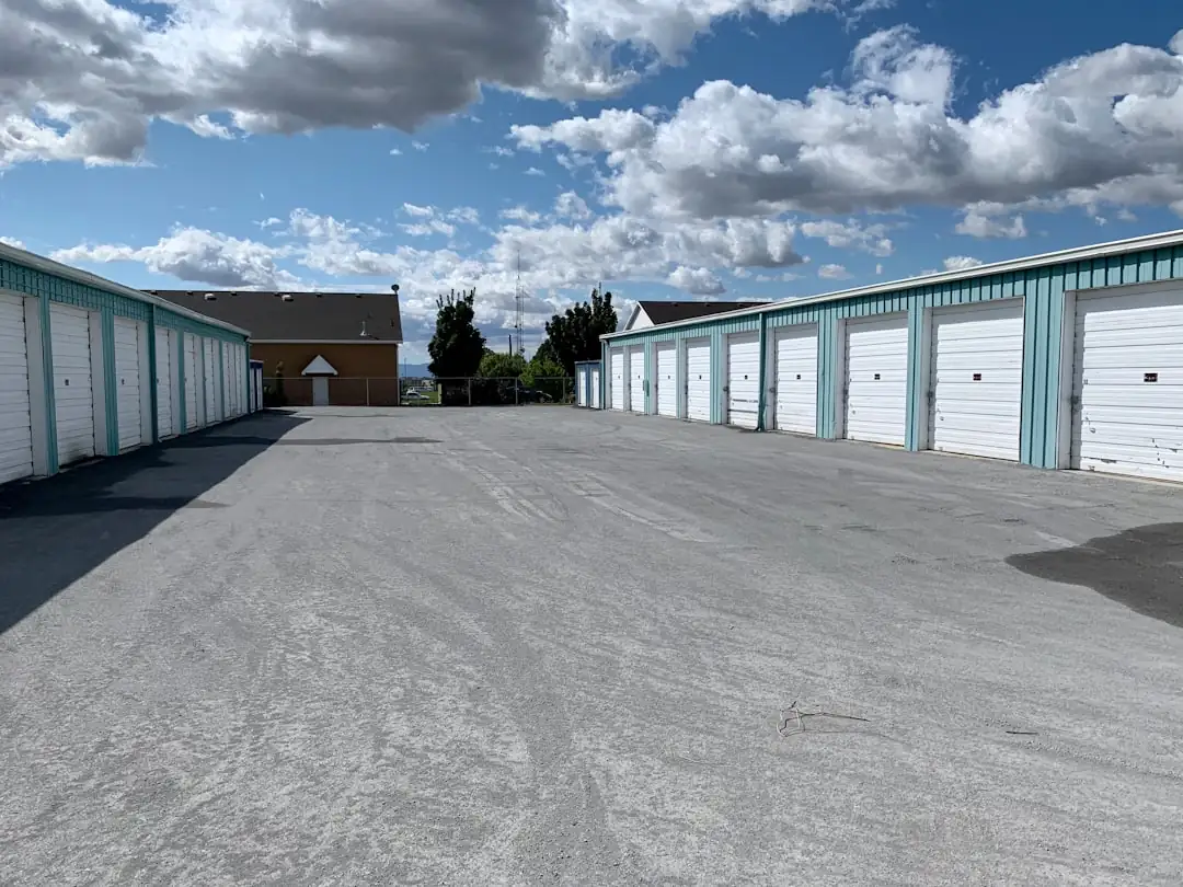 Cour intérieure d’un parc d’affaires moderne avec immeubles de bureaux et espaces paysagers.