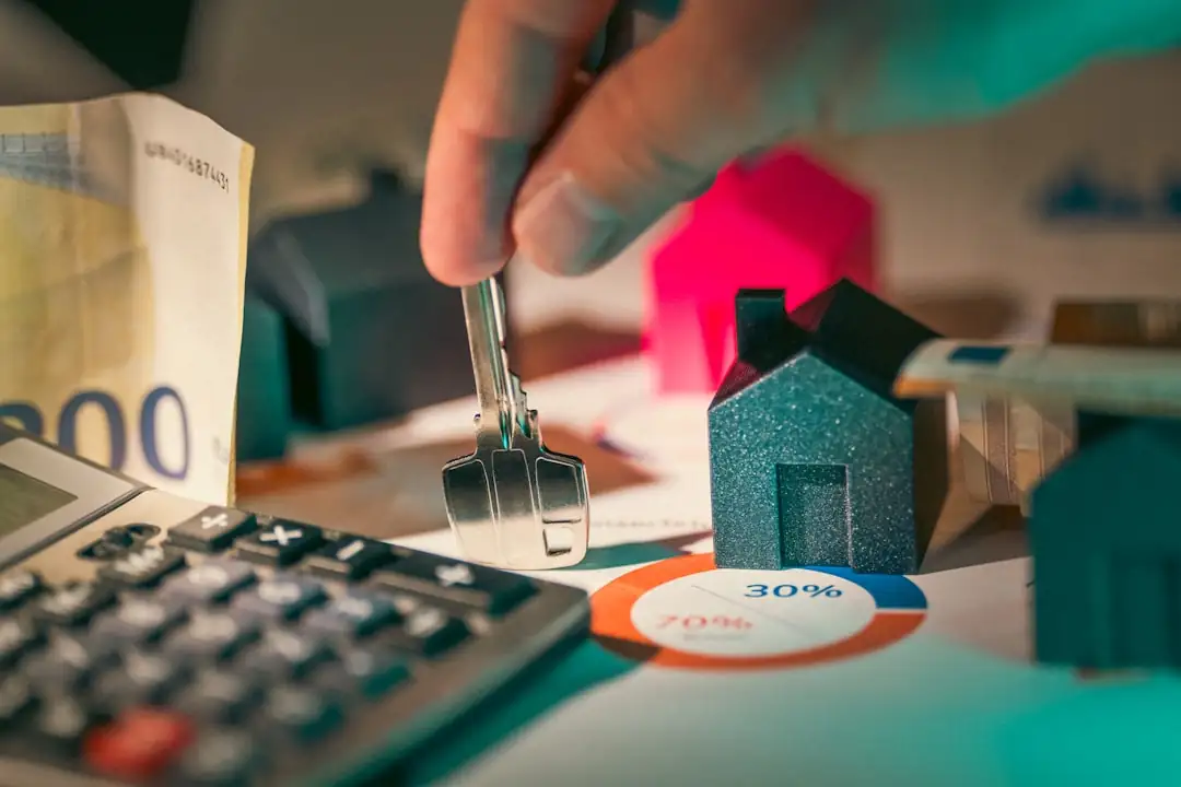 Dossier de financement, calculatrice et documents posés dans un appartement lors d’une visite d’achat.