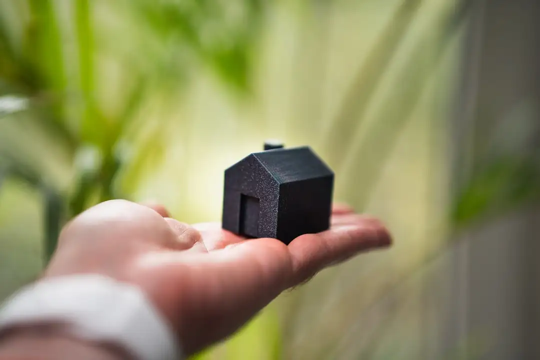 Analyste examinant des documents de financement immobilier devant des immeubles de bureaux européens.