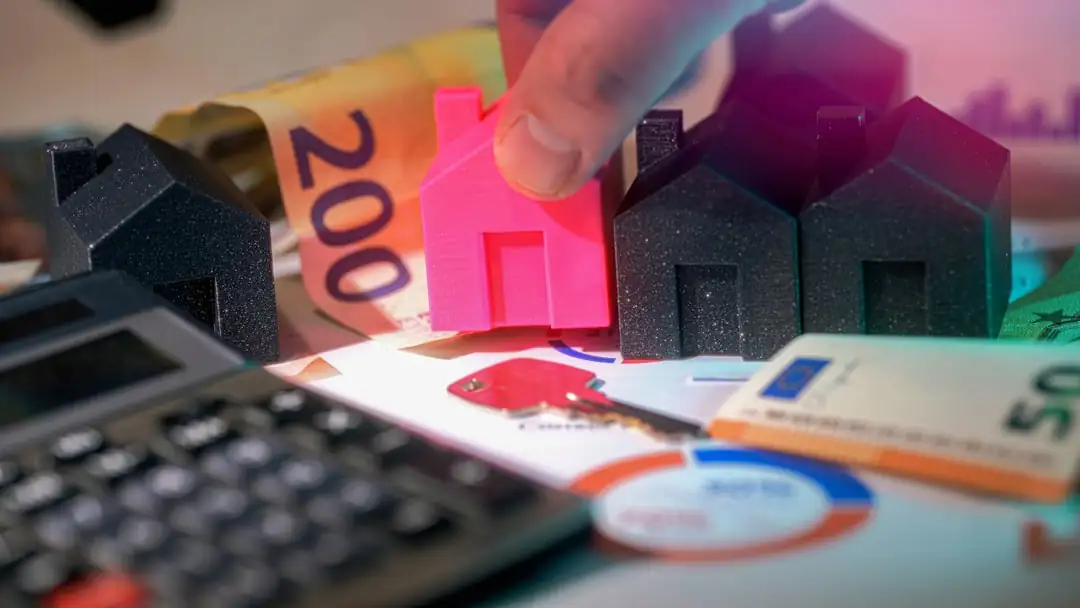 Analyste examinant un portefeuille de prêts immobiliers devant des immeubles de bureaux à Londres.