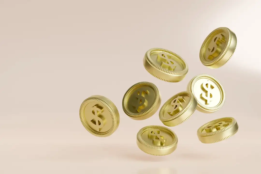 Investisseur consultant les données d’une société de financement immobilier sur écran dans un bureau lumineux.