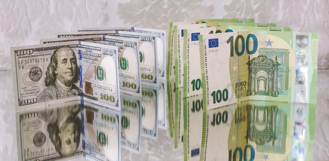 Réunion financière autour de tableaux de trésorerie dans les bureaux d’une agence immobilière.