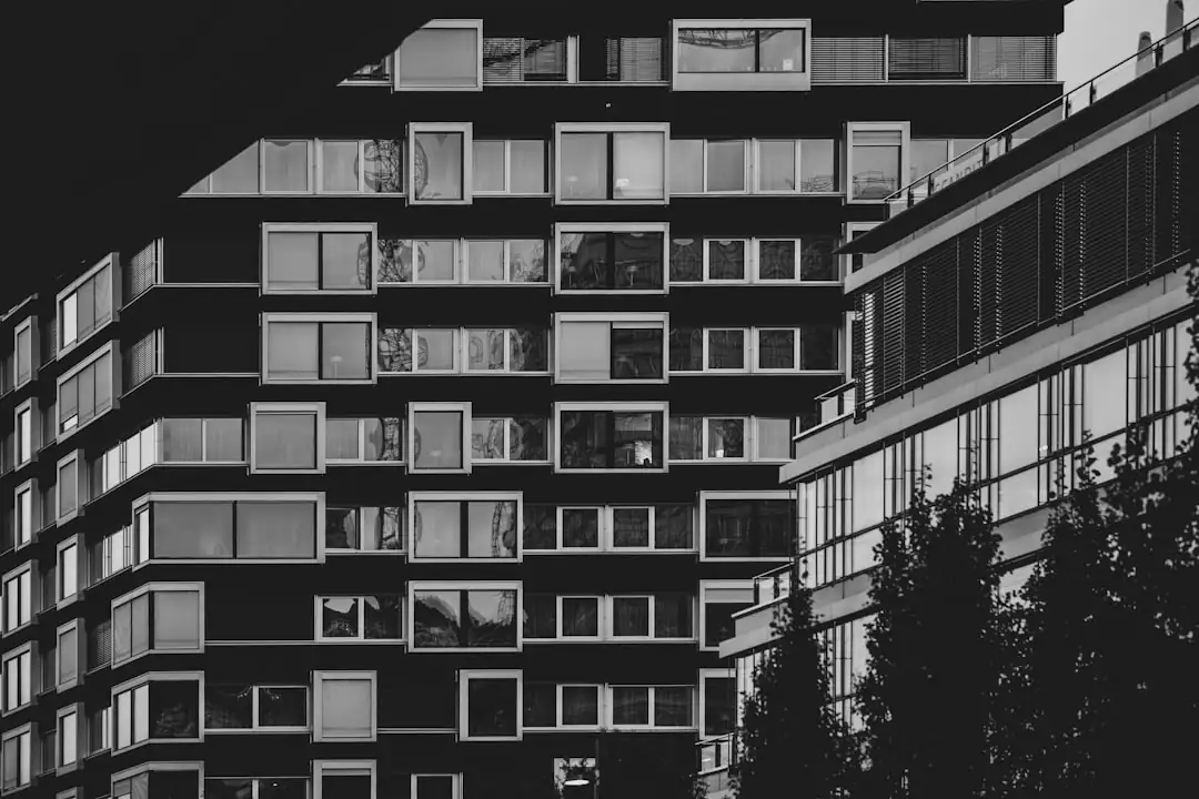 Quartier d’affaires nordique avec immeubles récents, observé depuis un espace de travail d’investisseur.