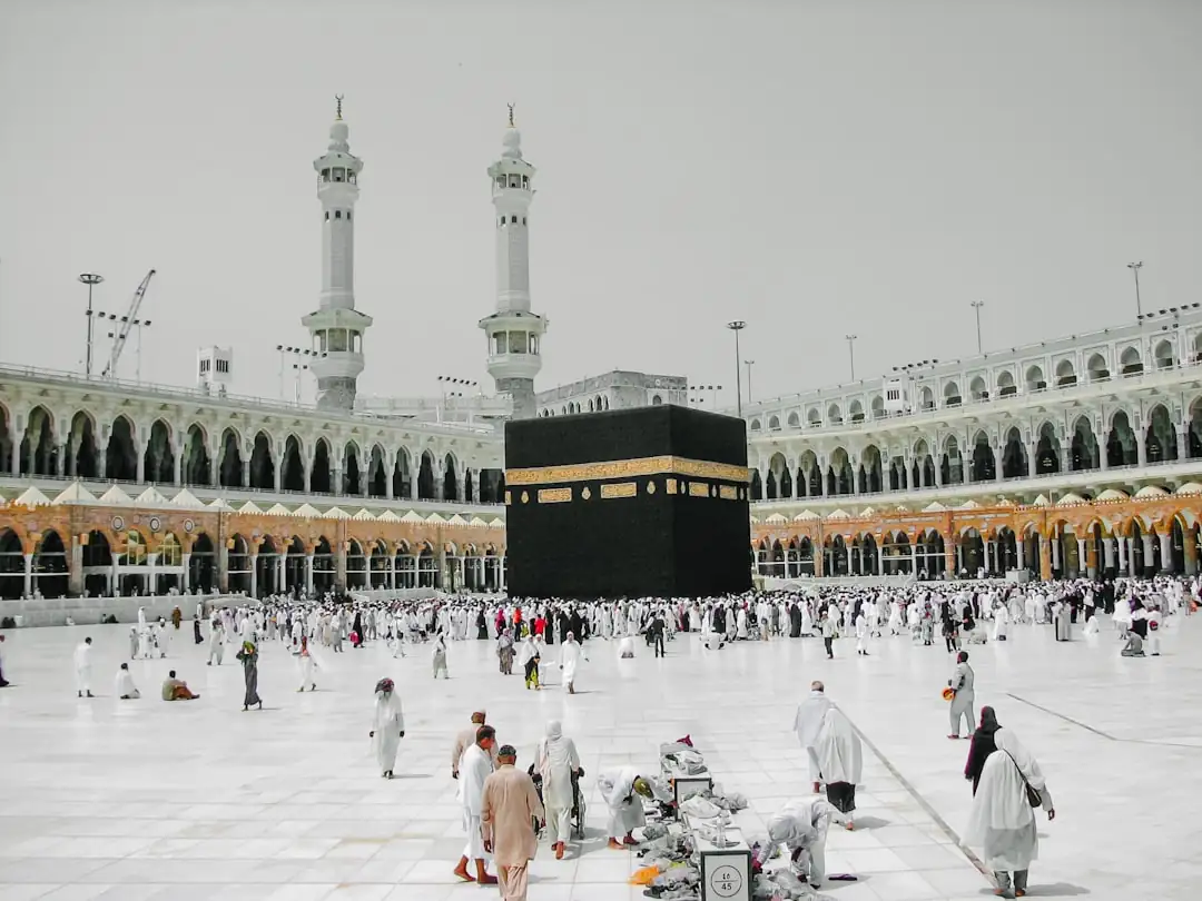 Quartier résidentiel en construction à Makkah avec grues, voies neuves, immeubles clairs et plantations récentes.