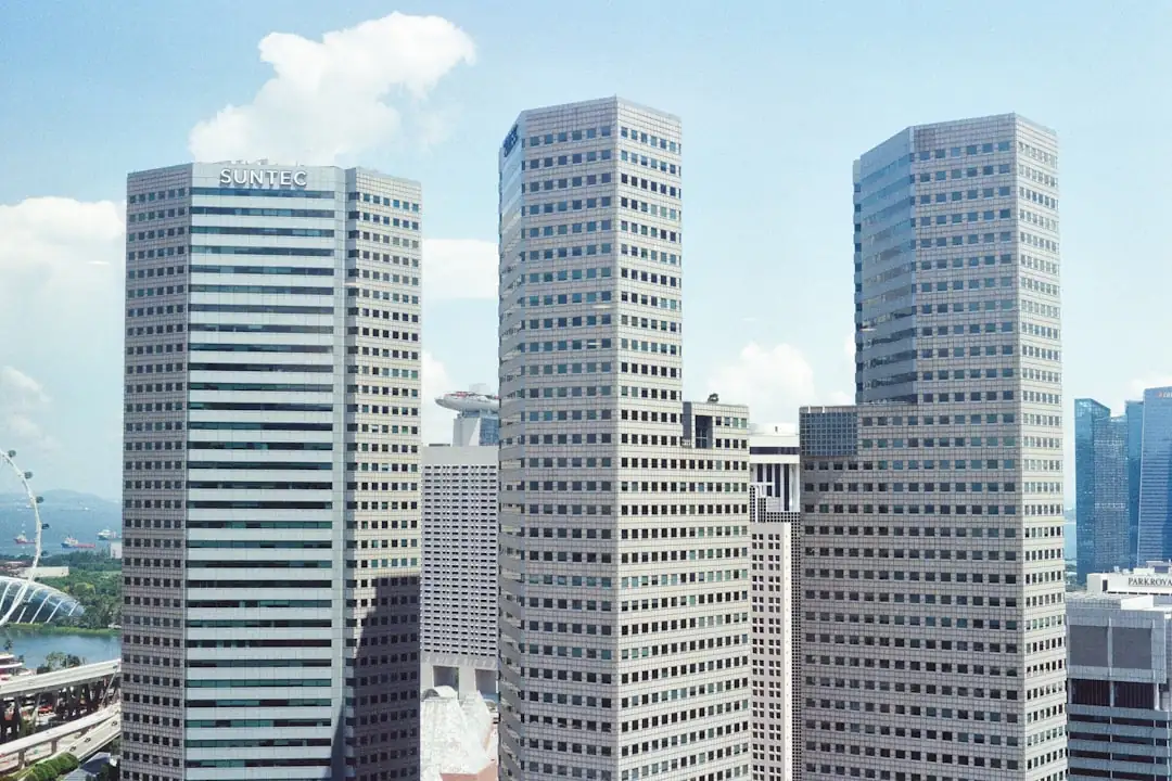 Immeubles de bureaux et commerces modernes dans un quartier d’affaires asiatique au petit matin.
