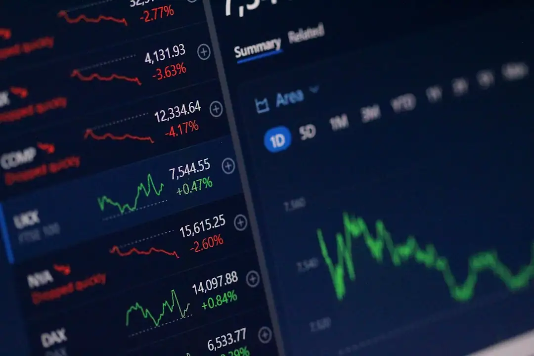 Gestionnaires examinant des plans et données énergétiques d’un immeuble de bureaux à rénover.