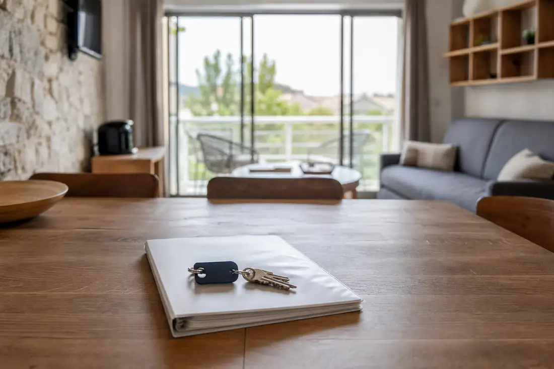 Appartement meublé de tourisme préparé pour l'arrivée de voyageurs en location saisonnière