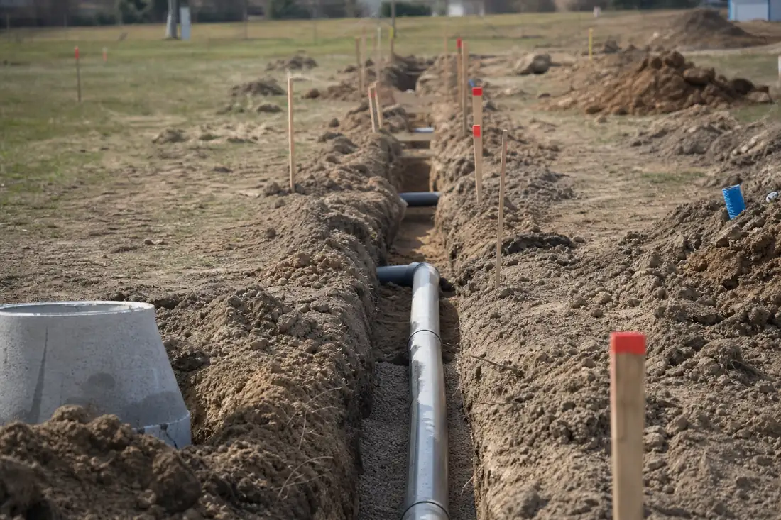 Terrain à bâtir avec une tranchée ouverte pour le raccordement des réseaux avant construction