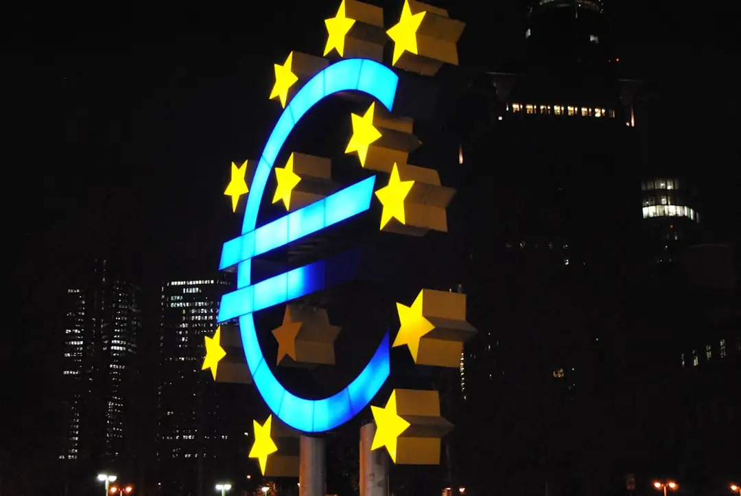 Investisseurs examinant un dossier de financement immobilier dans un bureau européen contemporain.