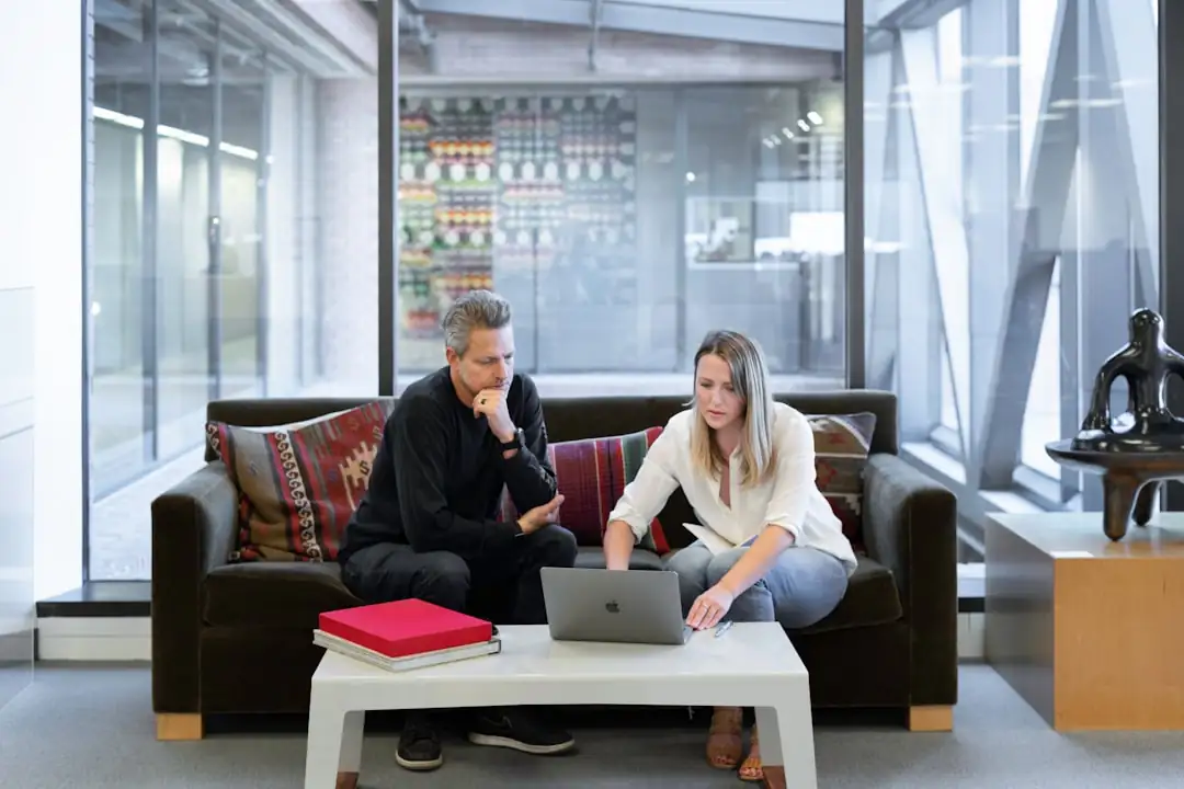 Trousseau de clés sur le bureau d’une agence immobilière, près de dossiers de visites et d’un registre ouvert.