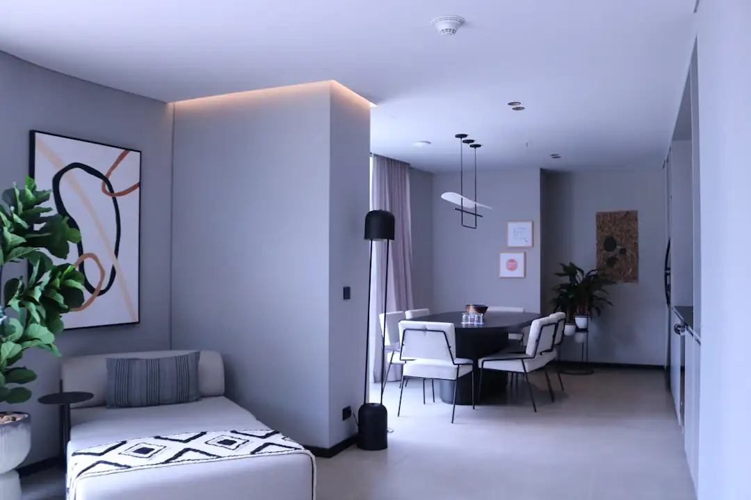 Intérieur d’un appartement haut de gamme avec parquet, hauts plafonds et grandes fenêtres en vue d’une vente aux enchères.