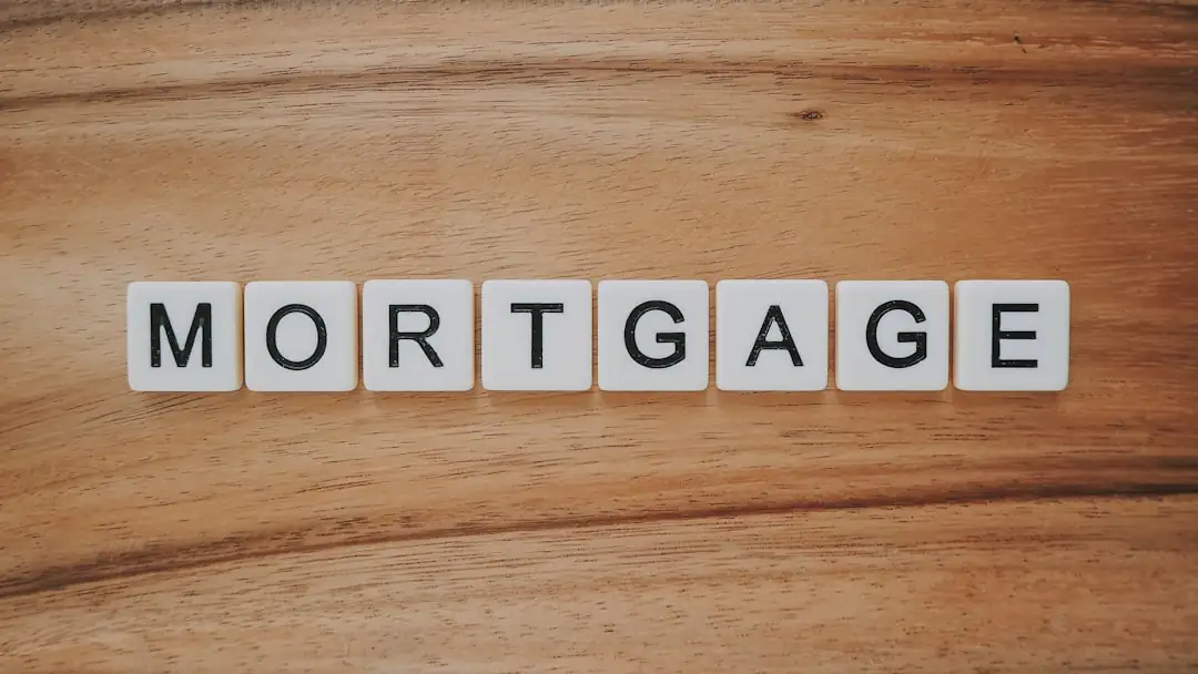 Un salarié examine son échéancier de prêt immobilier avec son employeur dans un bureau lumineux.