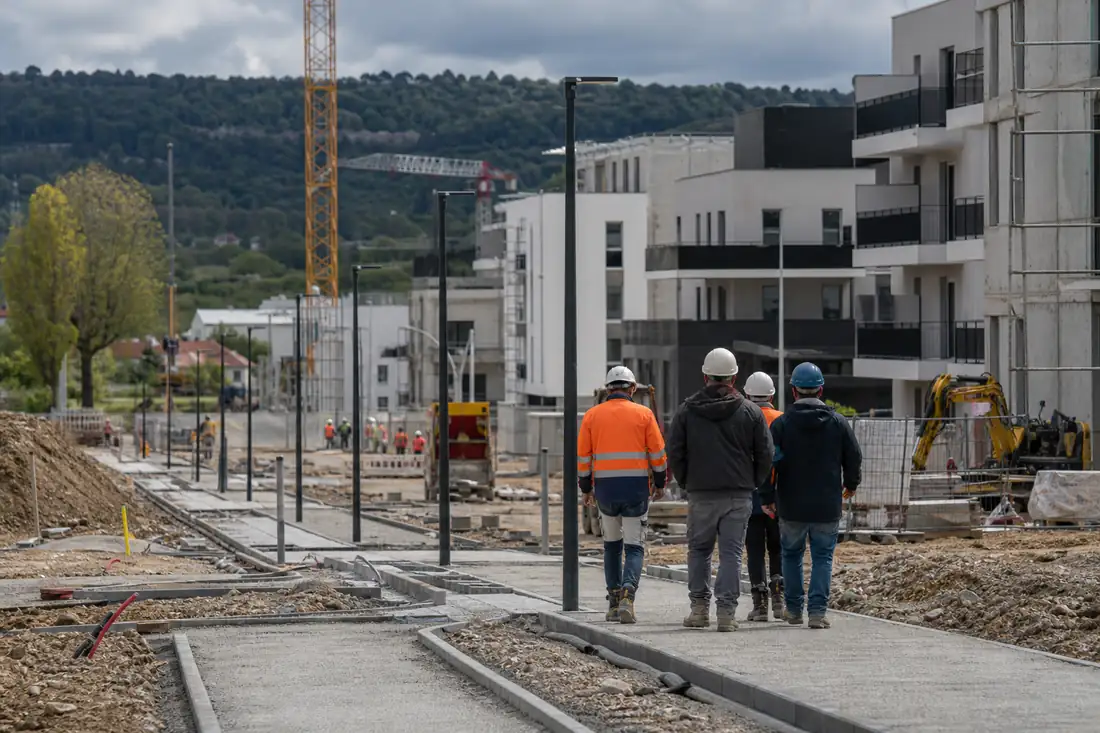 Chantier de plusieurs immeubles résidentiels neufs dans une commune périurbaine proche de Lyon.