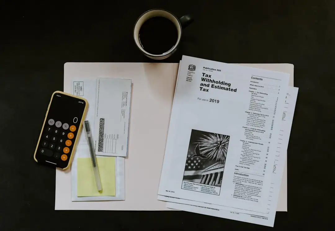 Appartement urbain vide et habitable, avec dossier fiscal posé sur une table près d’une grande fenêtre.