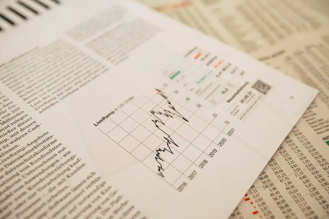 Analyste examinant des plans immobiliers face à un quartier européen de bureaux contemporains.