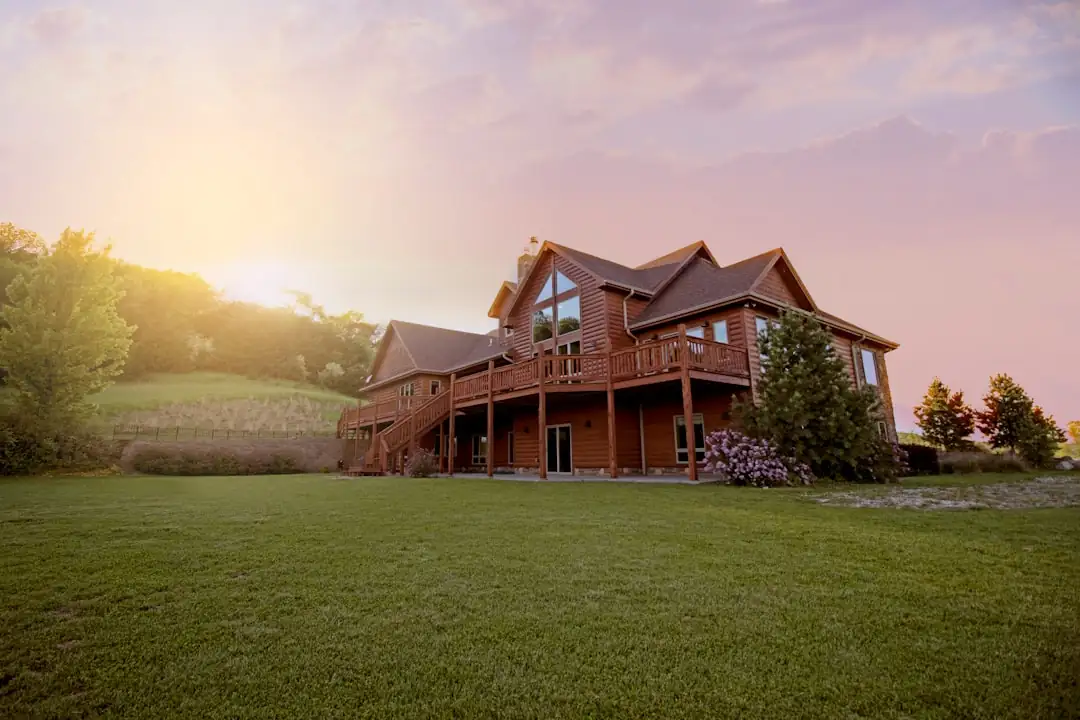 Conseillère immobilière échangeant sur des dossiers de vente avec un collègue dans une agence indépendante française.