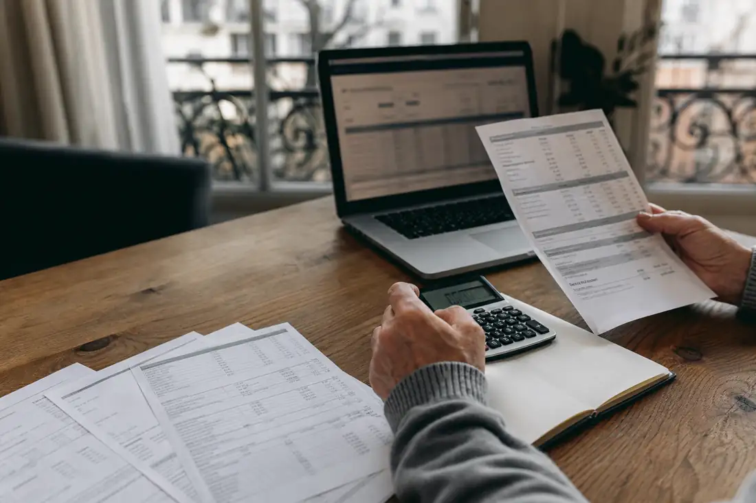 Investisseur examinant ses relevés de parts de SCPI et calculant les conditions de leur revente.