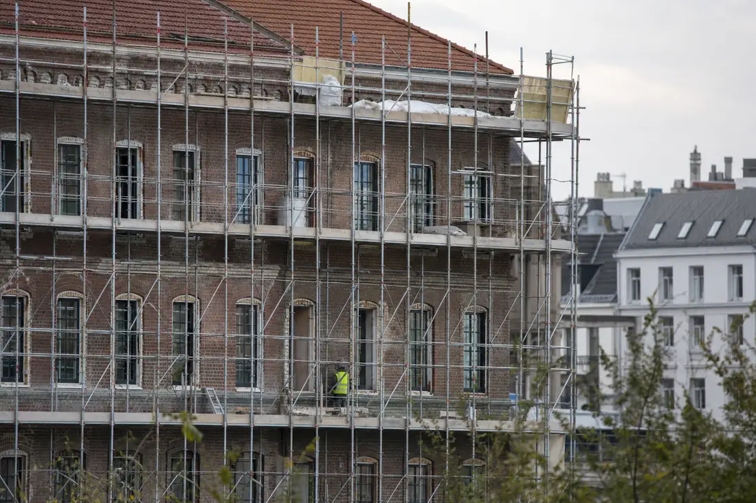 Ancien bâtiment industriel en briques en cours de réhabilitation en logements