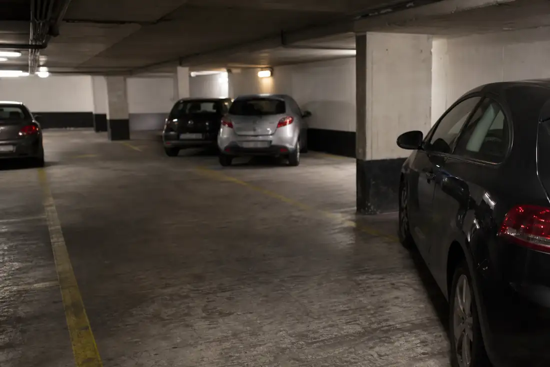 Parking souterrain numéroté d'un immeuble d'habitation en copropriété